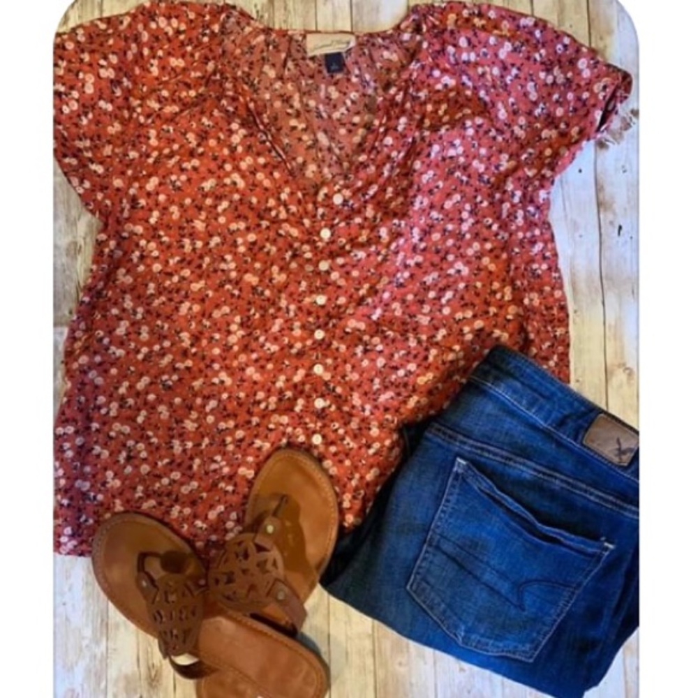 Crop top. Hits at waist